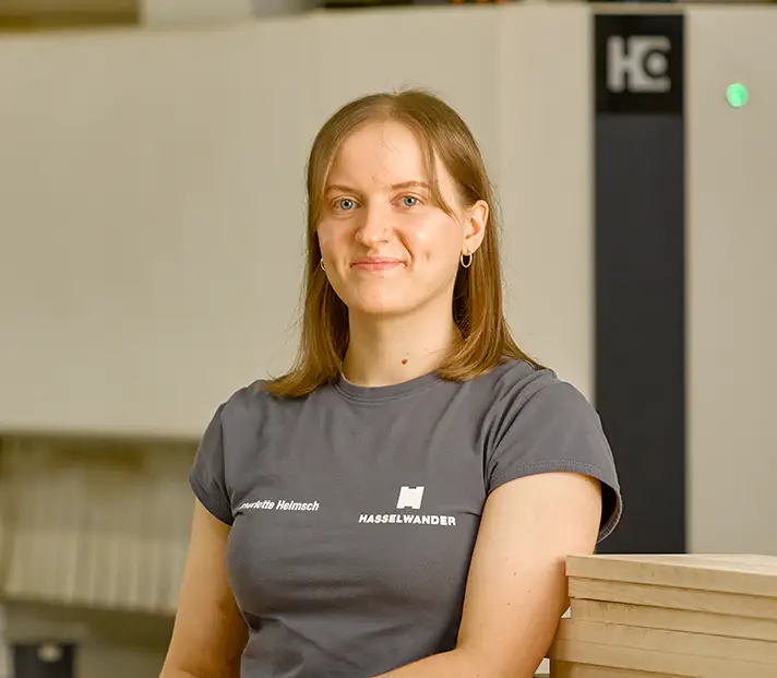 Charlotte Heimsch, Gesellin bei der Schreinerei Hasselwander.