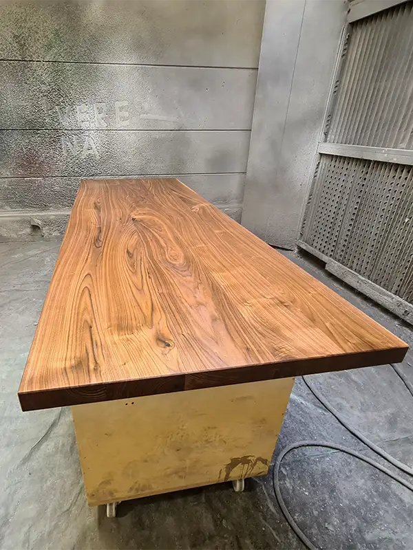 Fertig lackierte Esstischplatte mit natürlicher Holzmaserung in der Schreinerei.