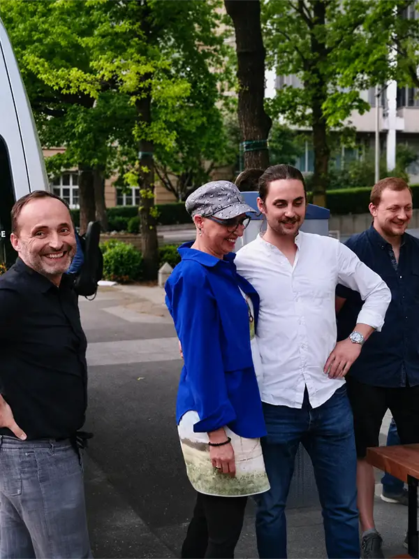 Teamfoto mit Chefin und Chef bei der Übergabe des handgefertigten Esstisches.