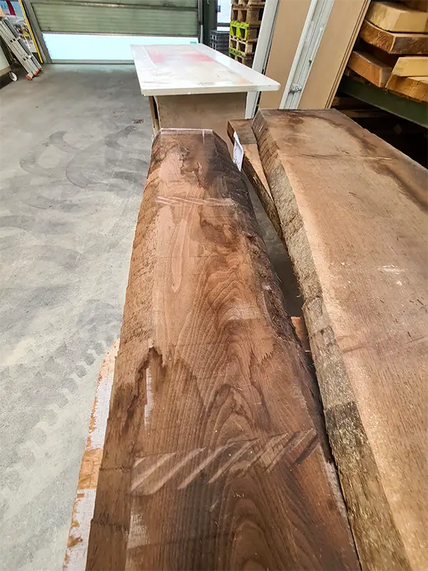 Massives Holzbrett mit natürlicher Maserung für den handgefertigten Esstisch.